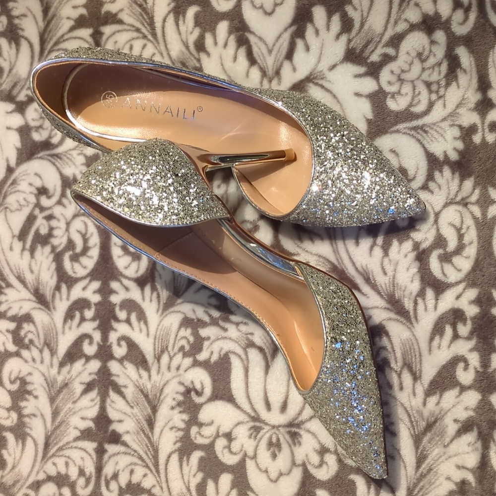 Silver Glittered Closes toe pumps